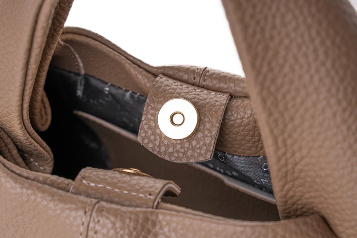 Vince Camuto Bolso Capri de Piel de Polivinilo Color Visón